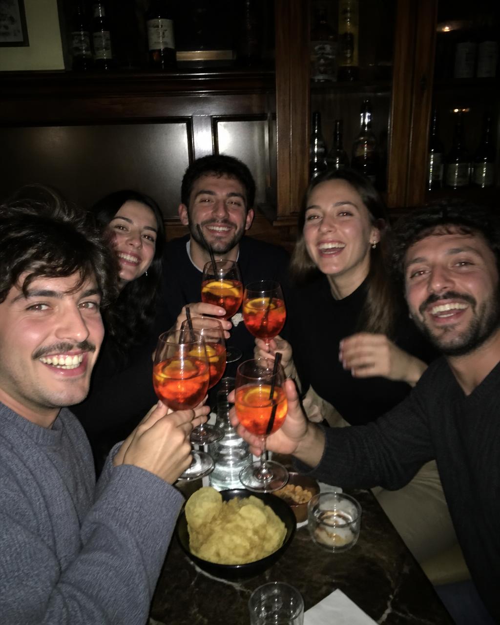 Brindisi tra sconosciuti in un bar affollato